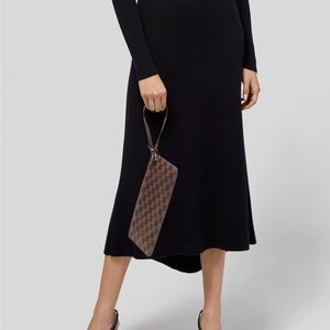 Louis Vuitton
Damier Ebene Neverfull Pouch